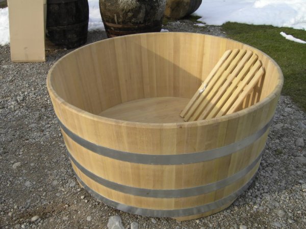 Das Winzer-Bad: Großzügige Rund-Badewanne aus massiver Robinie